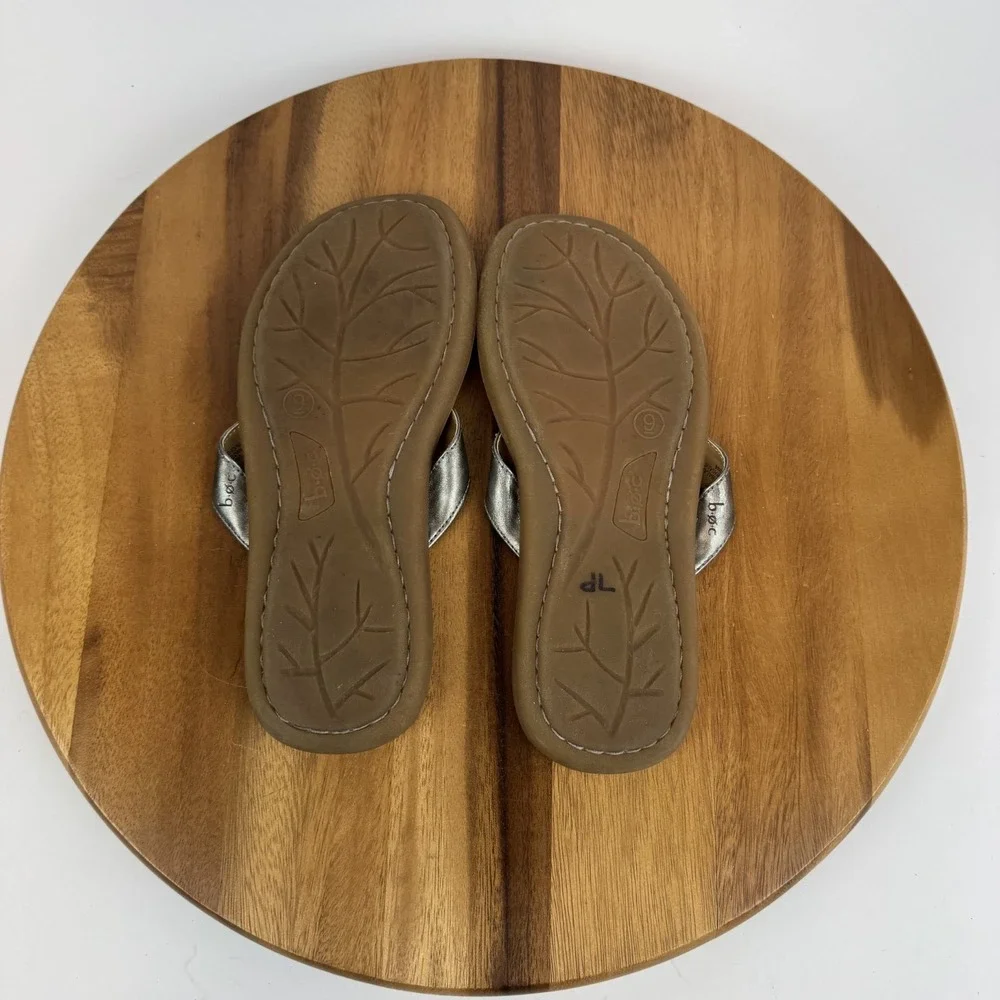 Womens BOC Metallic Gray Leather Flower Thong Casual Flip Flops Sandals Size 9 M
